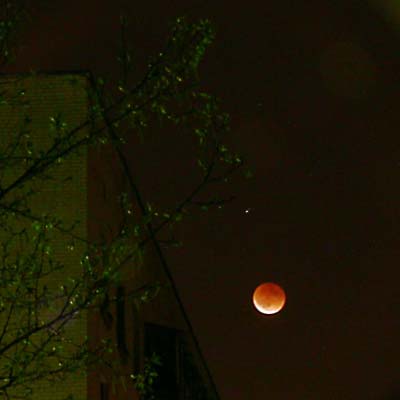 В
      момент полного затмения Луна красная. Она освещена светом Земного
      шара.