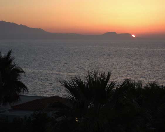 Крит. Сумеречный пейзаж. Захода
      Солнца в море.