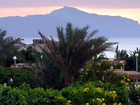 Солнце
      восходит из-за острова Тиран. Вид с территории отеля Конрад (Coral
      Sea Sensatori Resort).