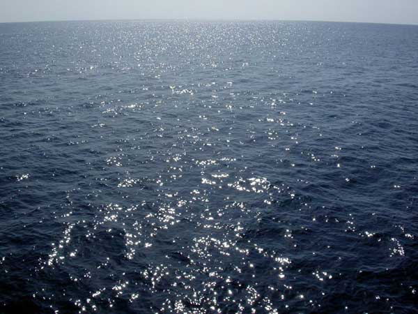 Чистое тёмно-синее спокойное море до горизонта
