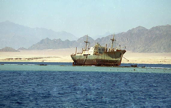 Ржавеющий корабль Луллия,
      выброшенный на коралловый риф