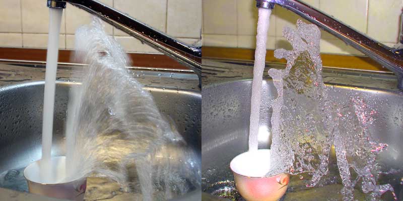 Вода из крана течёт в чашку. Фото
      со вспышкой более подробно, а фото с длительной выдержкой смазано.
